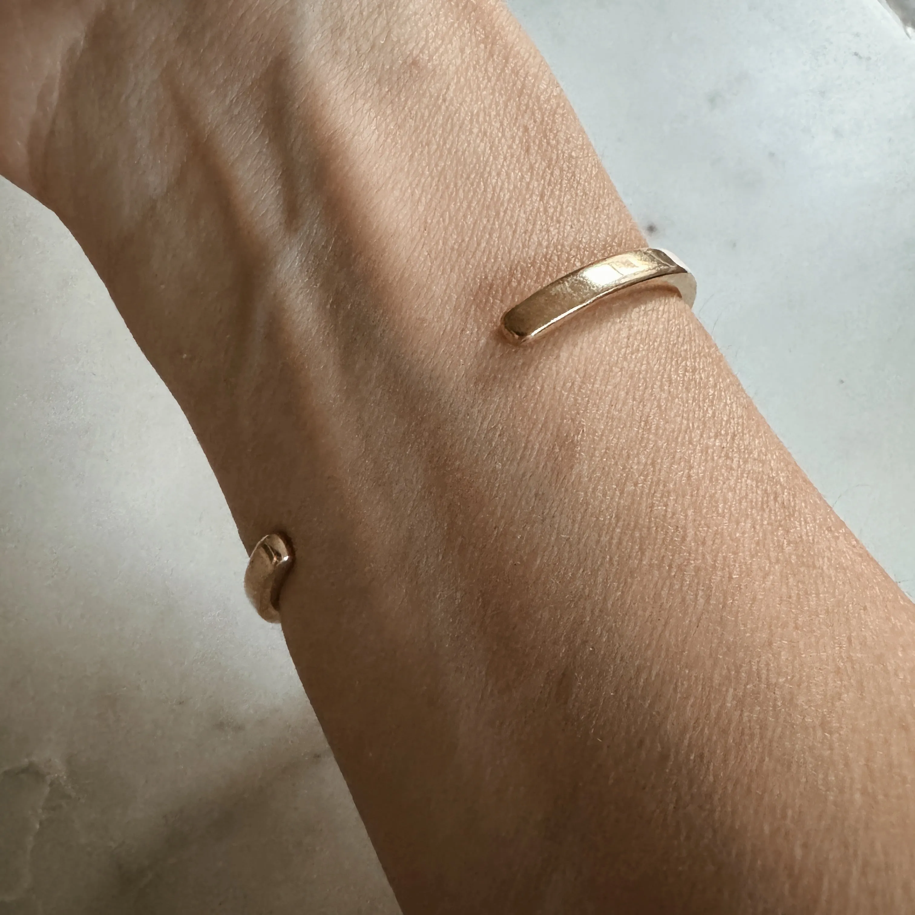 MINIMAL CIRCLE STONE CUFF