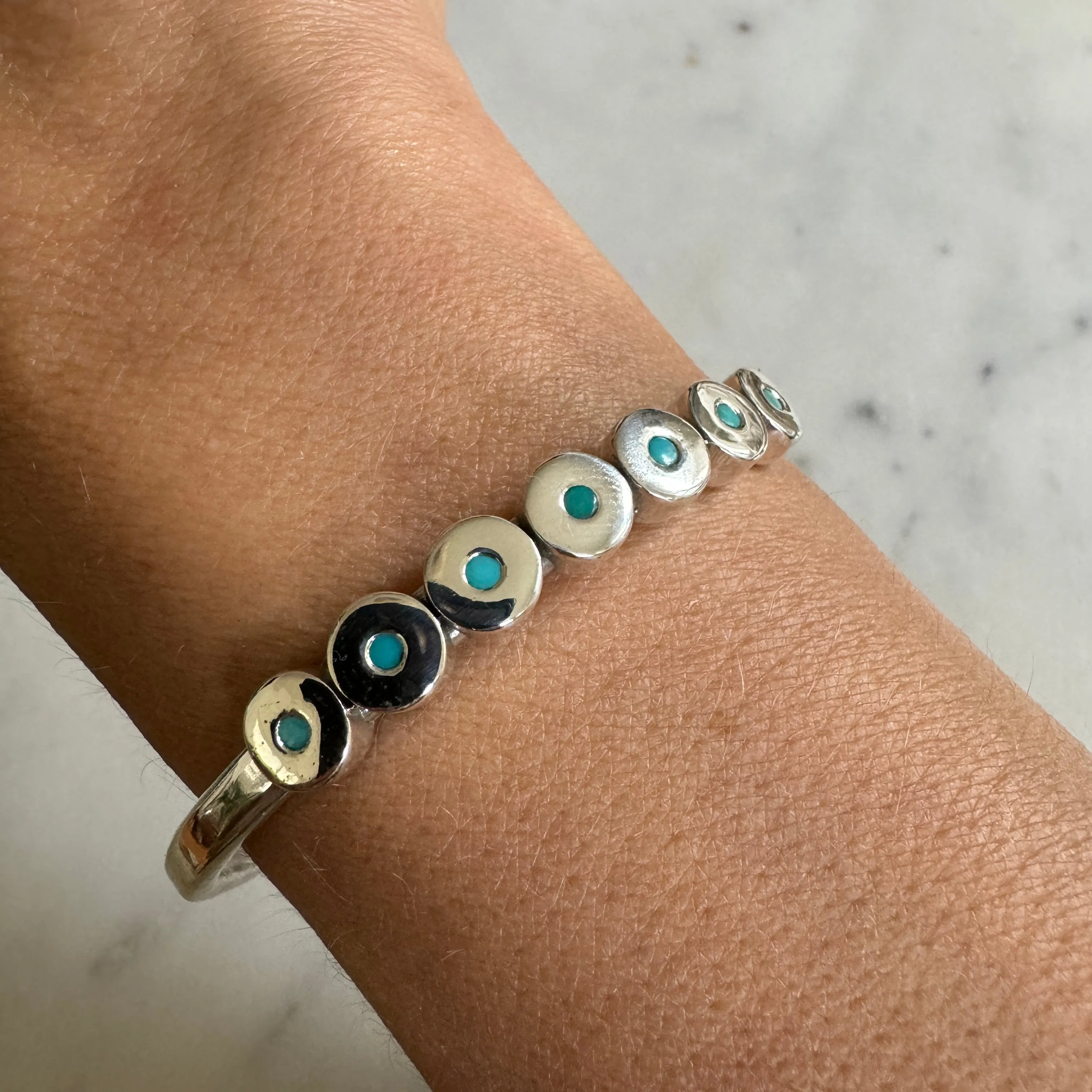 MINIMAL CIRCLE STONE CUFF