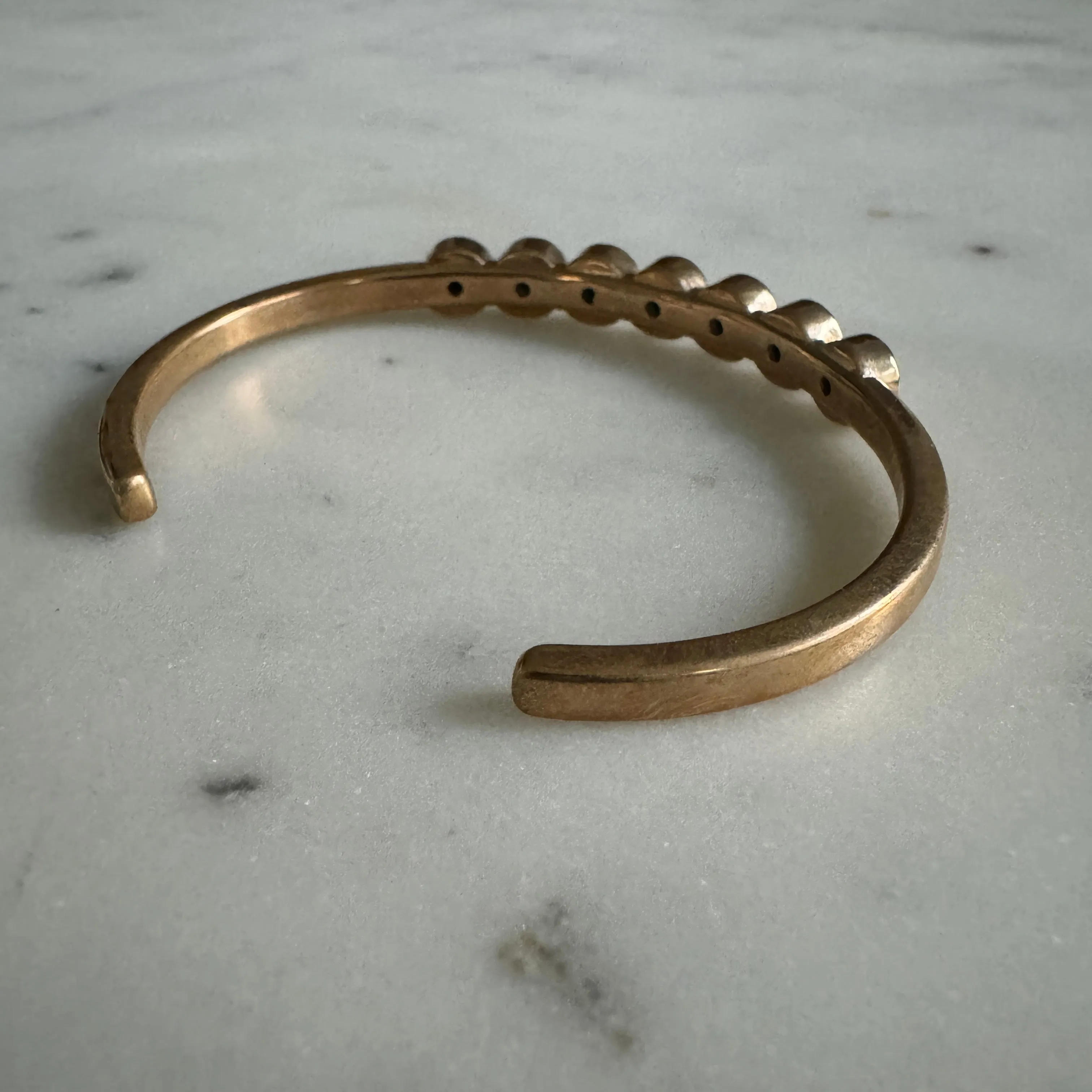 MINIMAL CIRCLE STONE CUFF
