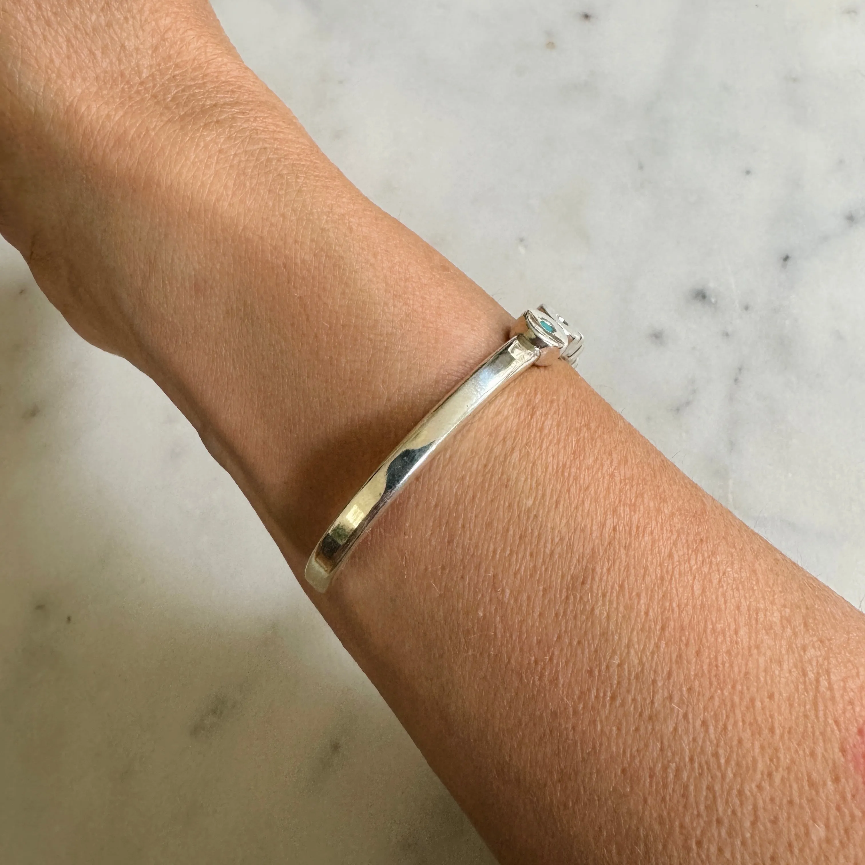 MINIMAL CIRCLE STONE CUFF
