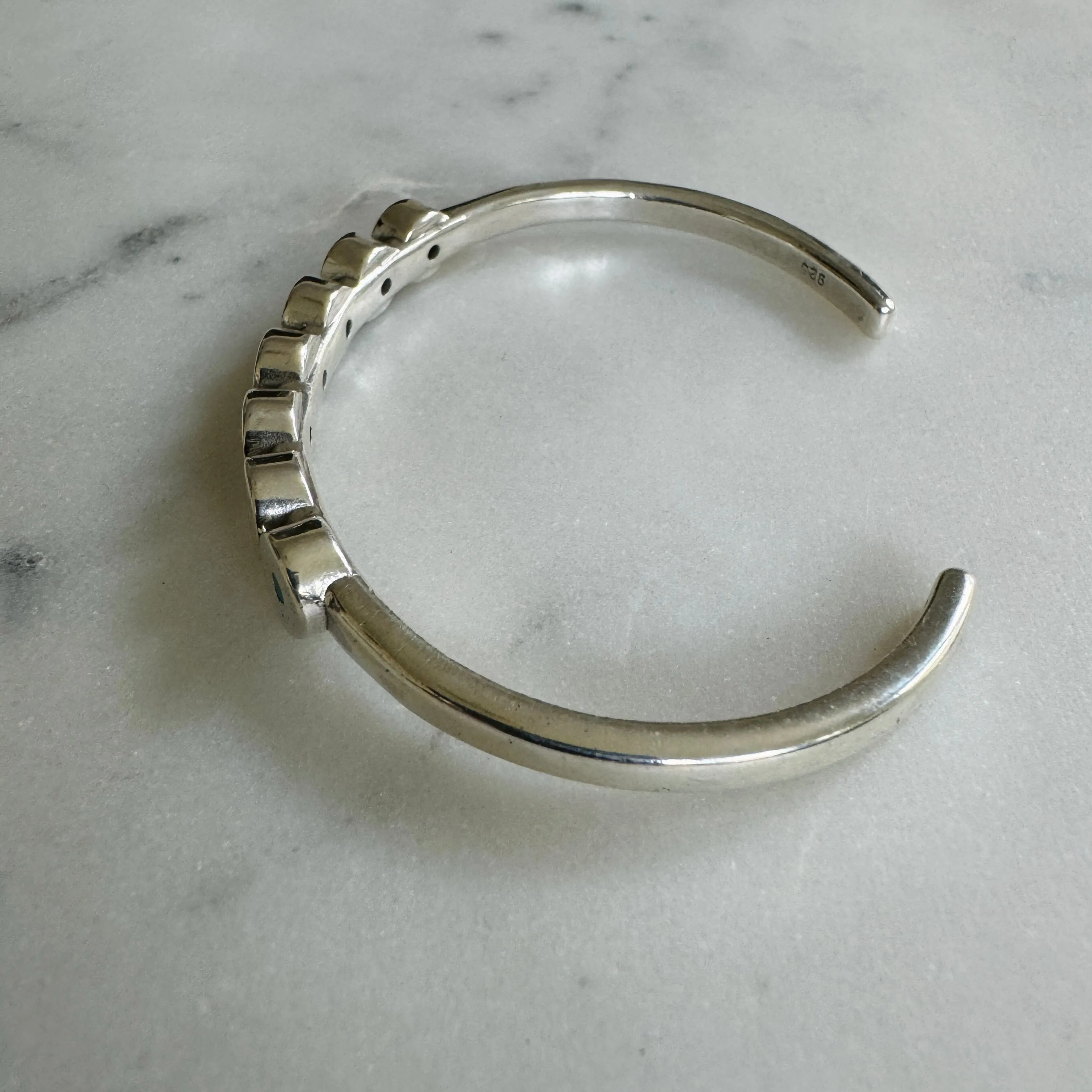 MINIMAL CIRCLE STONE CUFF
