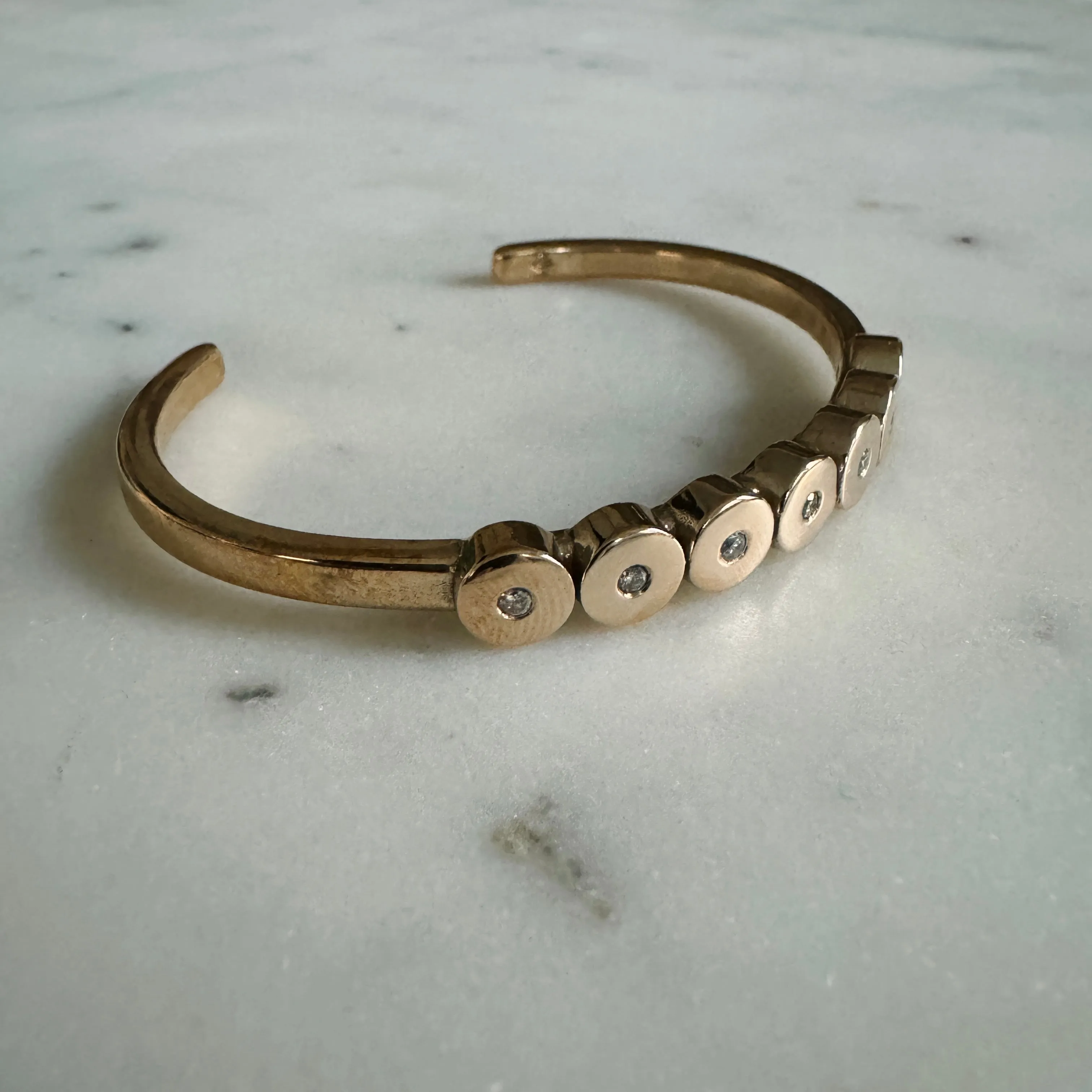 MINIMAL CIRCLE STONE CUFF
