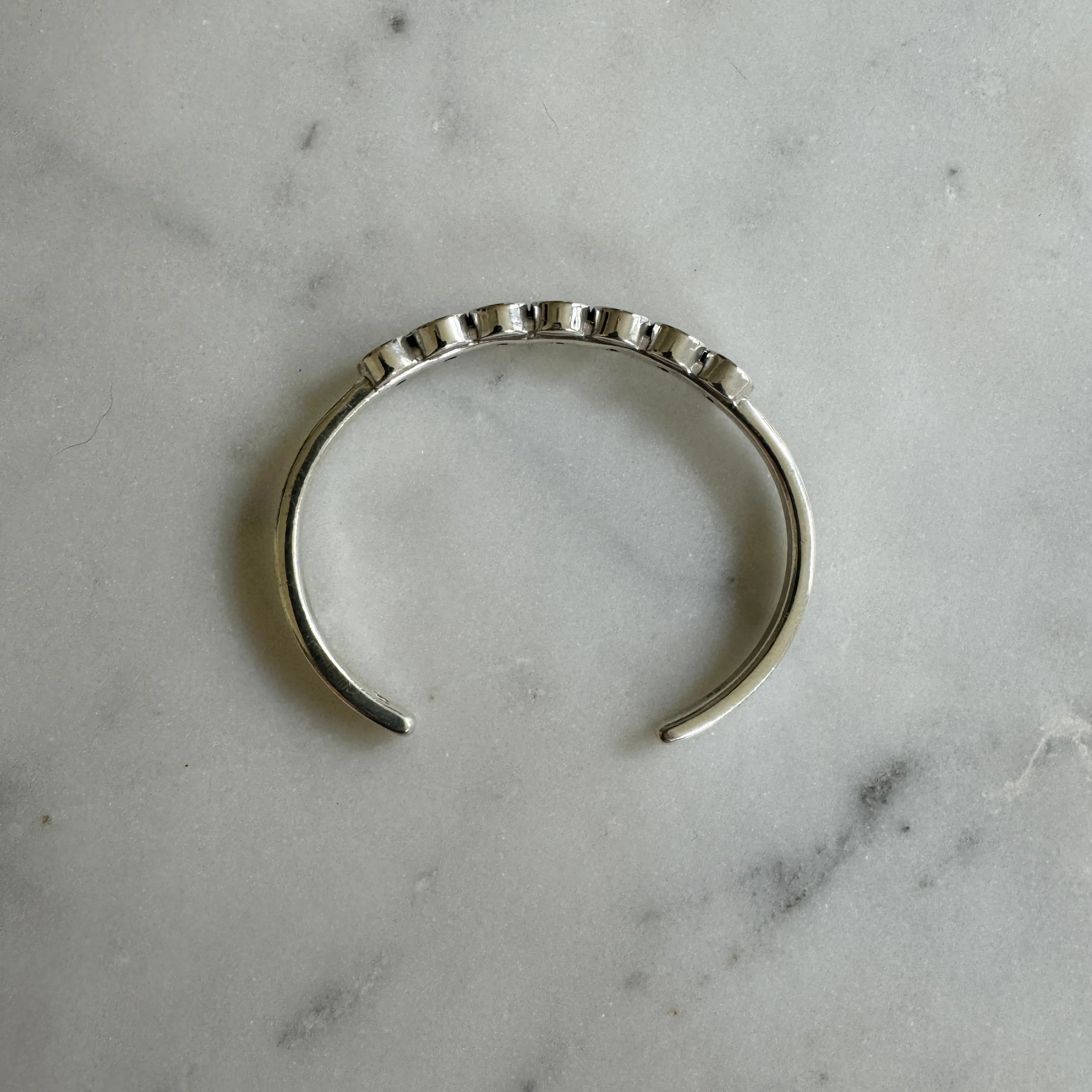 MINIMAL CIRCLE STONE CUFF